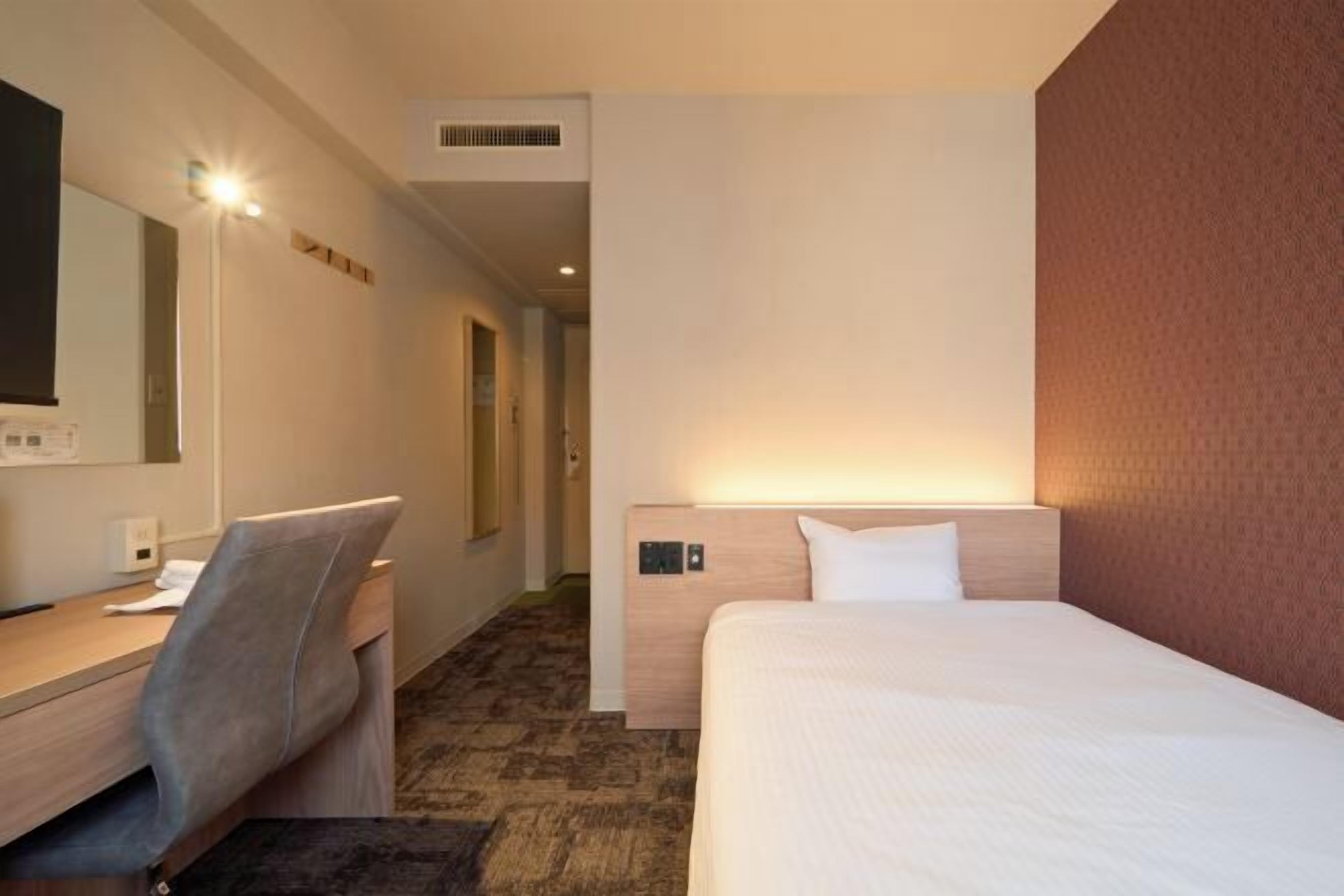 Laptop workspace, iron/ironing board, free wired internet, bed sheets