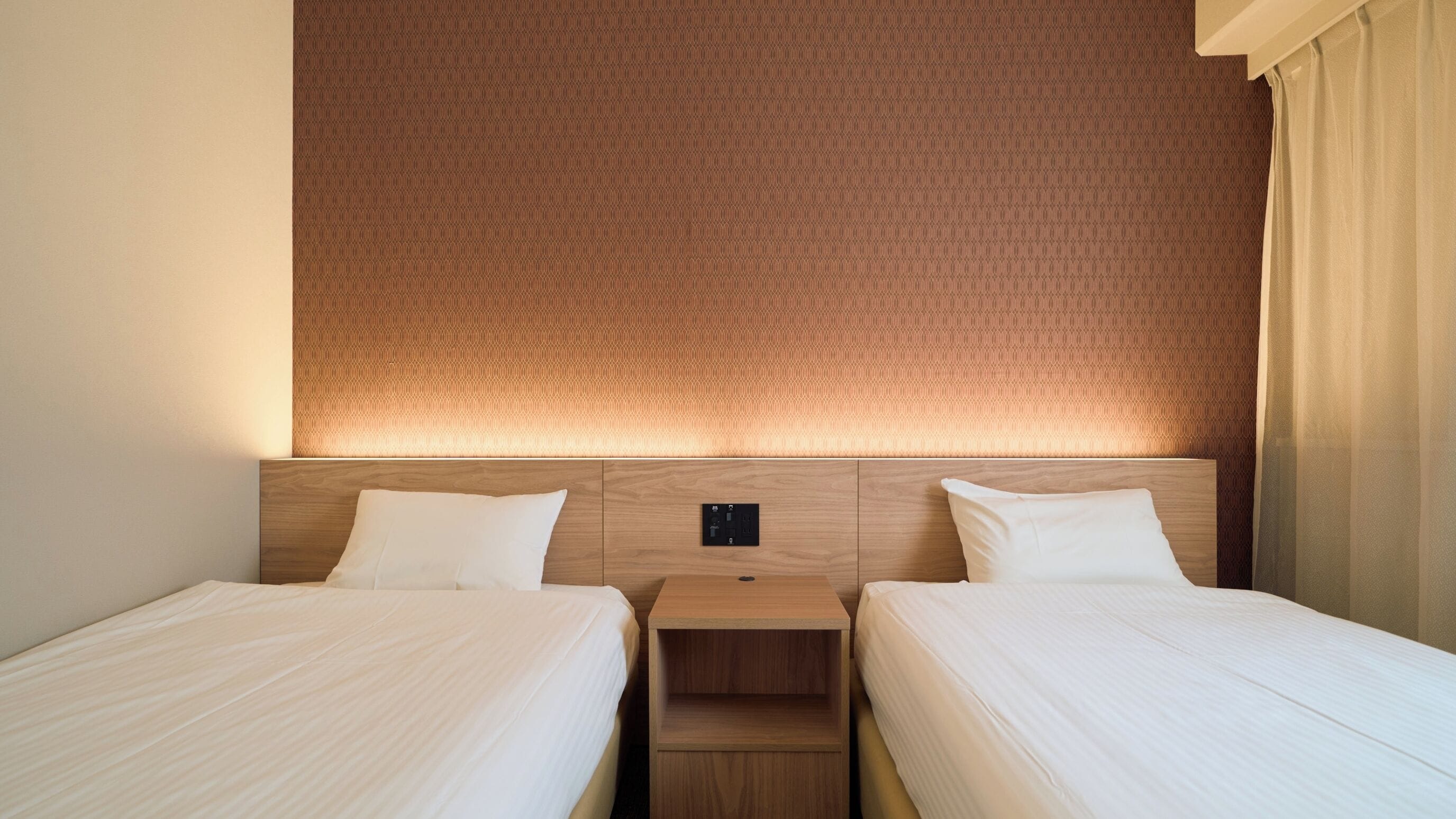 مساحة عمل للكمبيوتر المحمول ومكواة/لوح كي وإنترنت سلكي مجاني