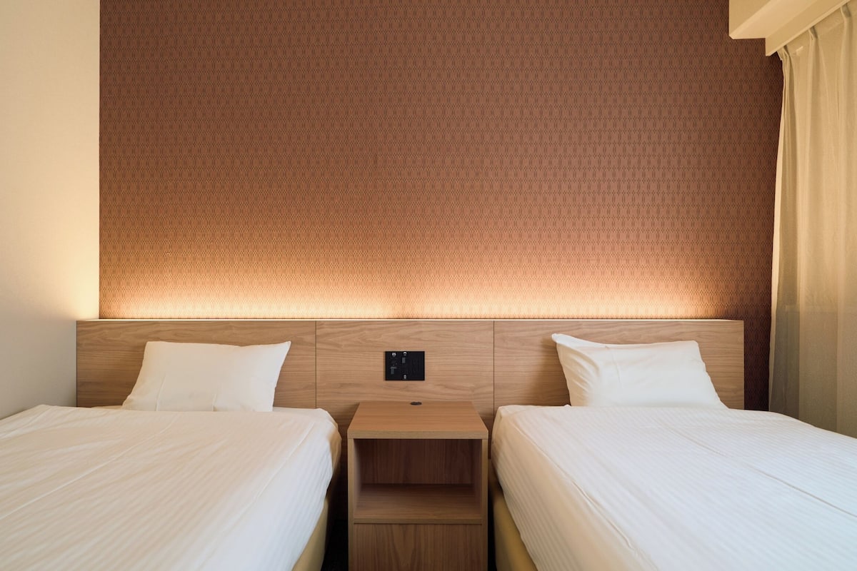 Classic-værelse med 2 enkeltsenge - ryger (Newly Renovated) | Arbejdsområde til bærbare computere, strygejern/strygebræt