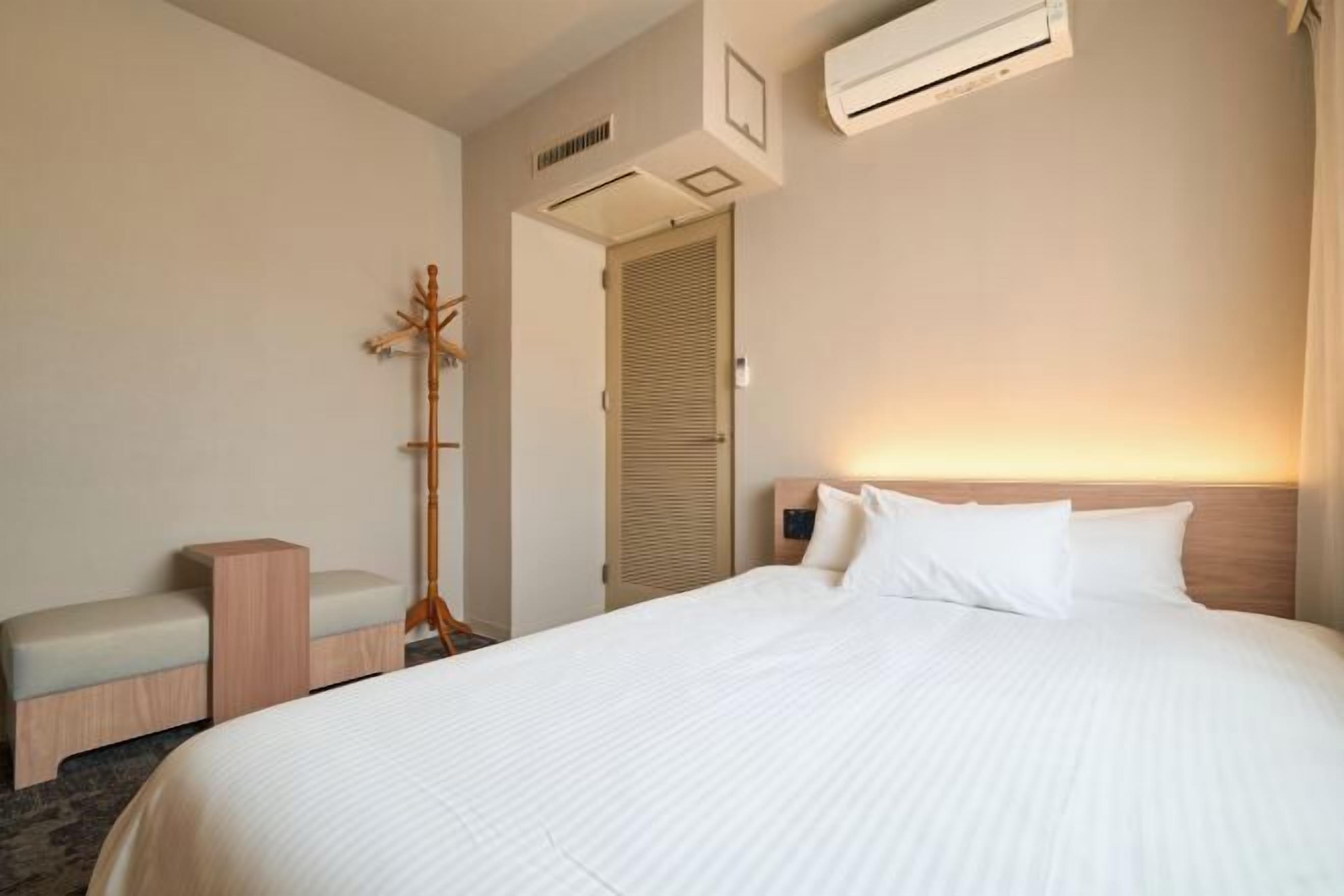 Laptop workspace, iron/ironing board, free wired internet, bed sheets