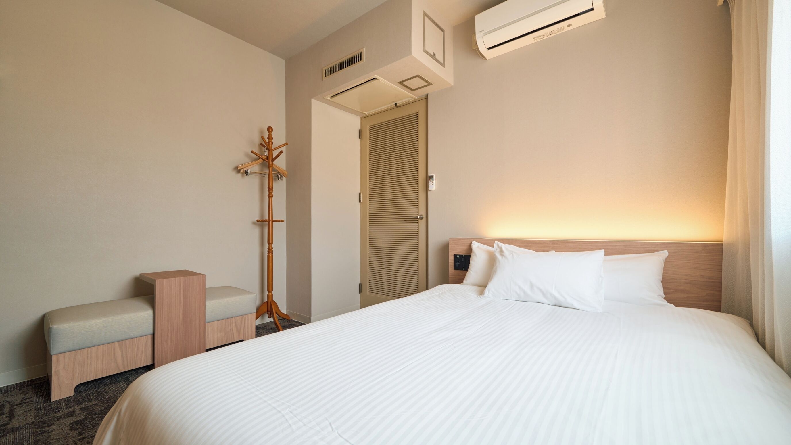 مساحة عمل للكمبيوتر المحمول ومكواة/لوح كي وإنترنت سلكي مجاني