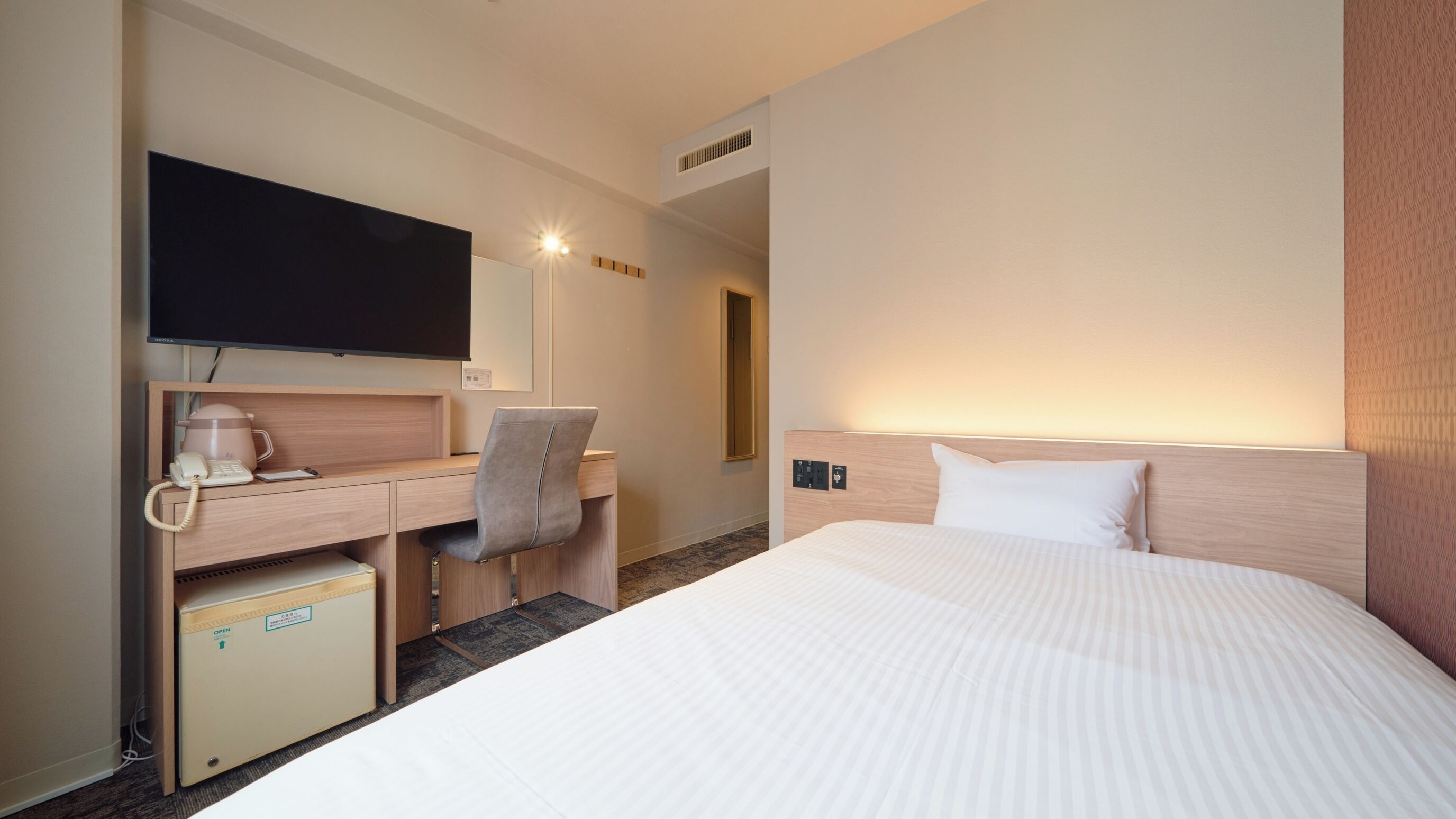 مساحة عمل للكمبيوتر المحمول ومكواة/لوح كي وإنترنت سلكي مجاني