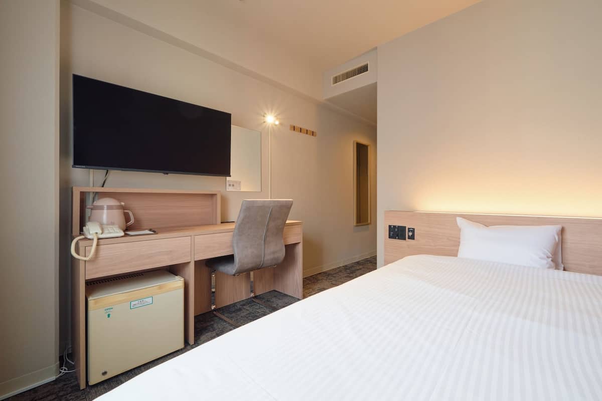 Business-dobbeltværelse - ryger (Newly Renovated Semi-Double Room) | Arbejdsområde til bærbare computere, strygejern/strygebræt