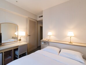 Espacio para trabajar con laptop y tabla de planchar con plancha 