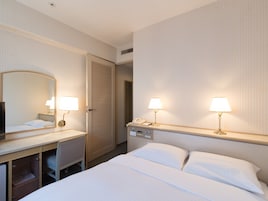 Espacio para trabajar con un portátil y tabla de planchar con plancha