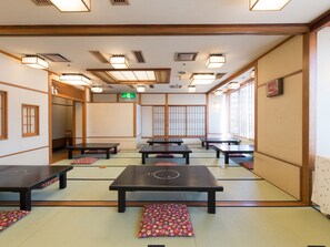 供应早餐、午餐和晚餐，地方菜