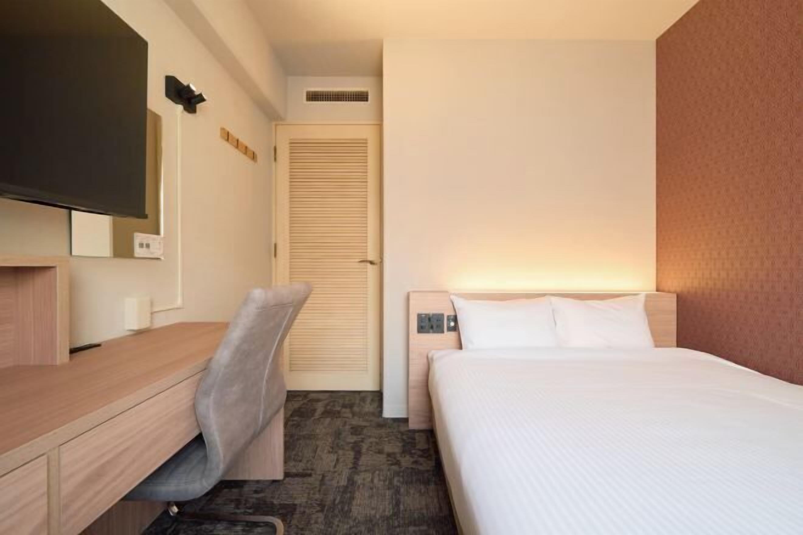 Laptop workspace, iron/ironing board, free wired internet, bed sheets