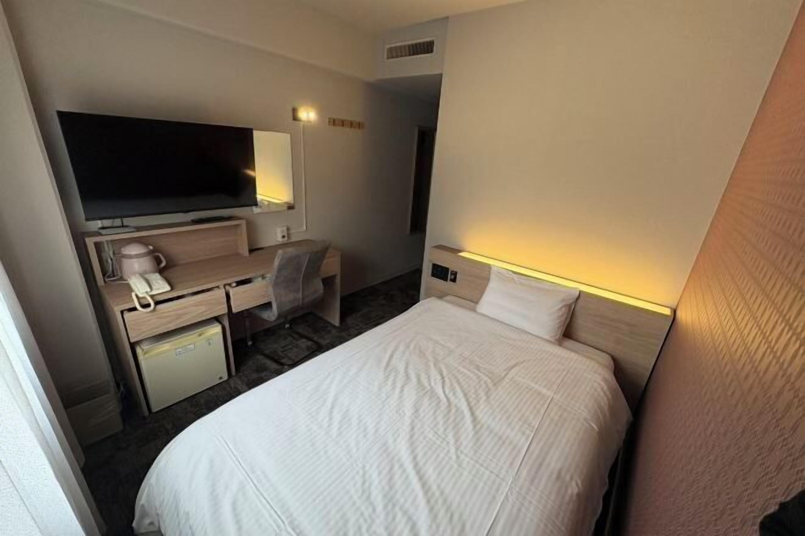 Laptop workspace, iron/ironing board, free wired internet, bed sheets