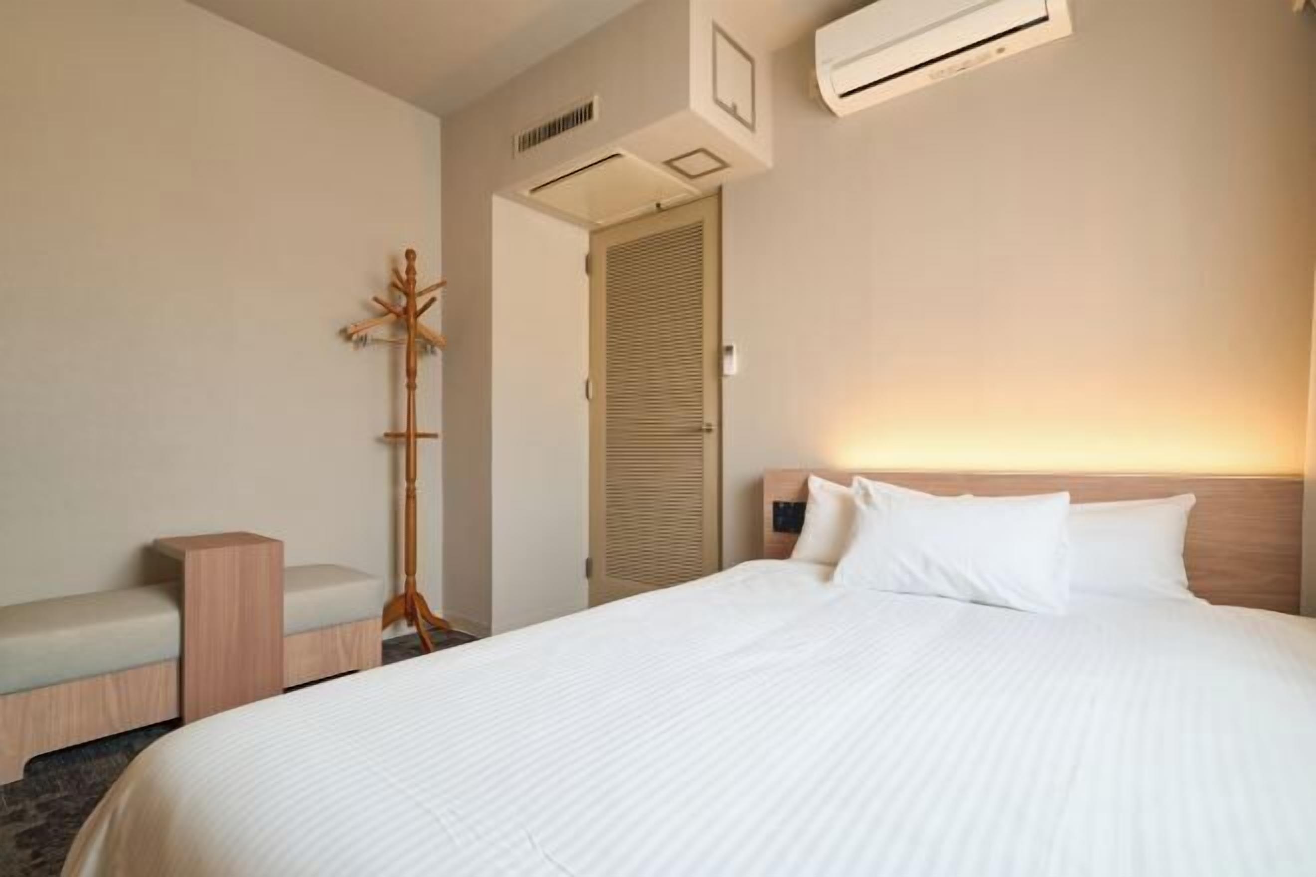 Laptop workspace, iron/ironing board, free wired internet, bed sheets