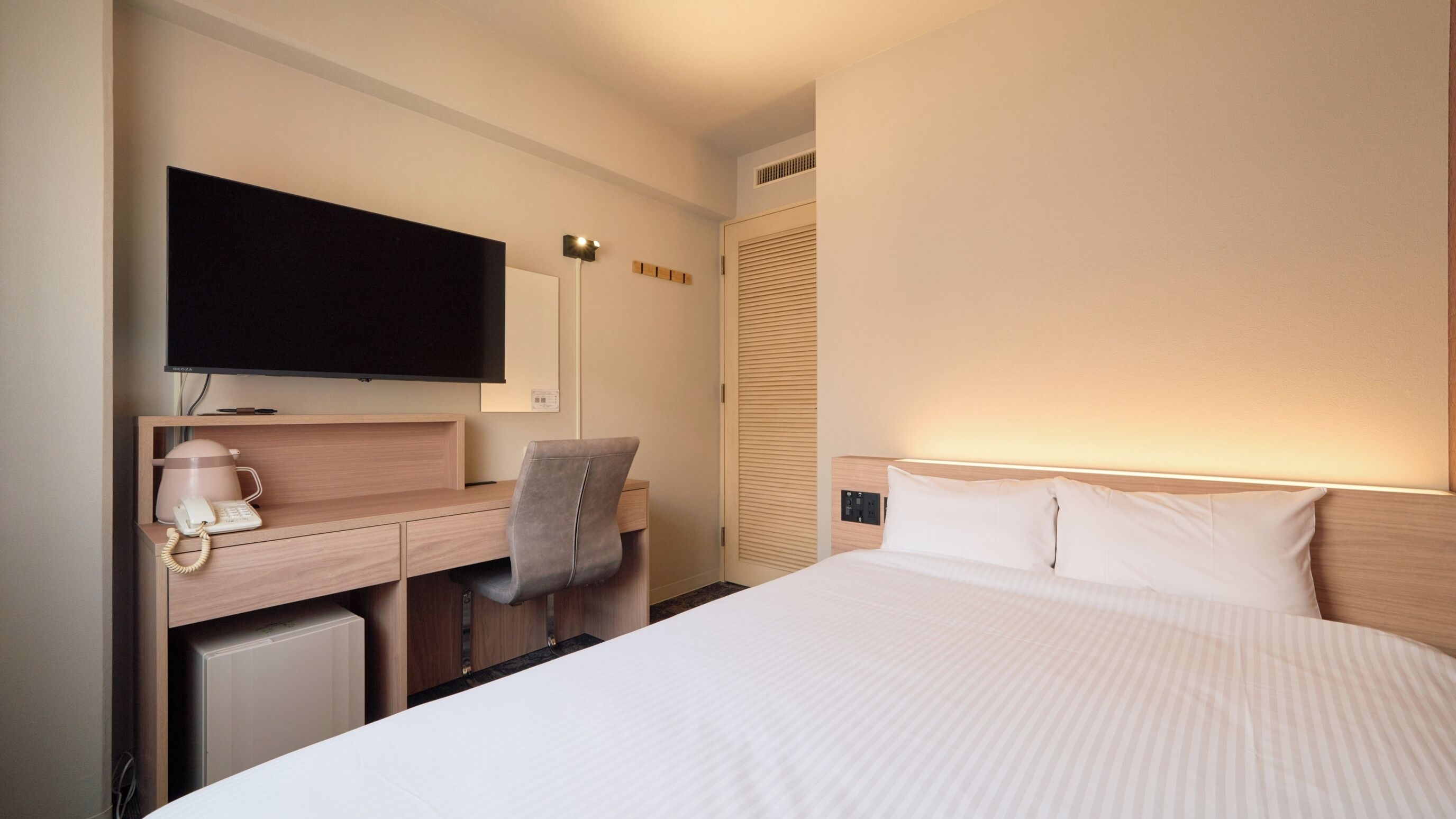 مساحة عمل للكمبيوتر المحمول ومكواة/لوح كي وإنترنت سلكي مجاني