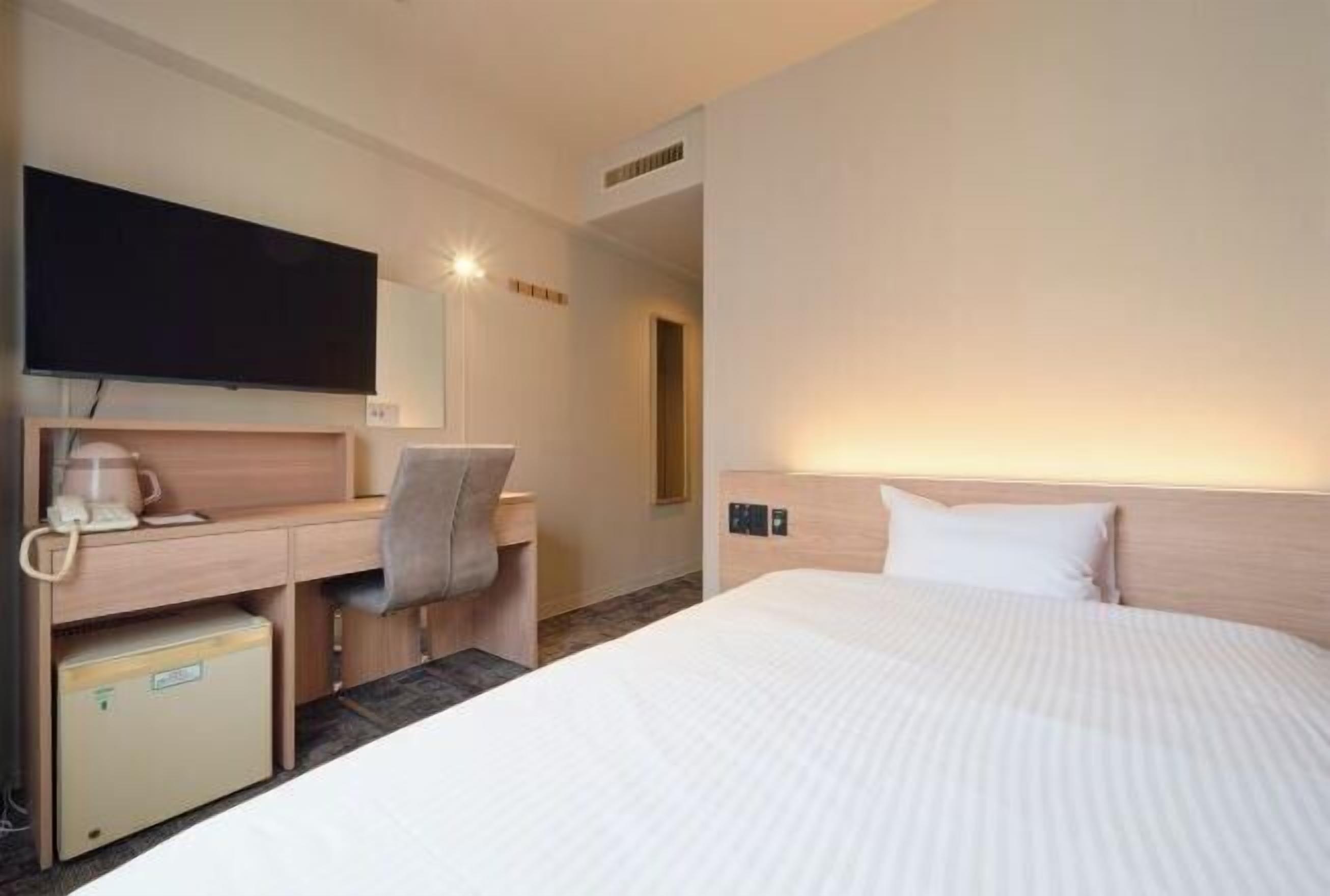 Laptop workspace, iron/ironing board, free wired internet, bed sheets