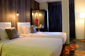 In-room safe, desk, blackout curtains, free wired Internet - Couleur Hotel Jakarta (Jakarta)
