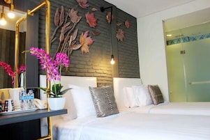 Cofres nos quartos, escrivaninha, cortinas blackout