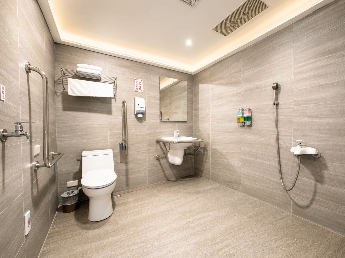 Une salle de bain moderne équipée de toilettes, d’un bidet, d’un lavabo et d’une douche.