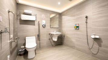 Une salle de bain moderne équipée de toilettes, d’un bidet, d’un lavabo et d’une douche.