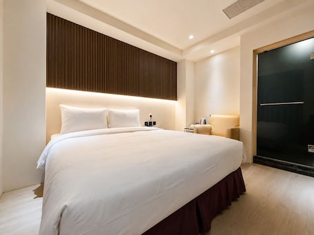 Superior Double Room | Iron/ironing board, free WiFi. Ai Lai Fashion Hotel