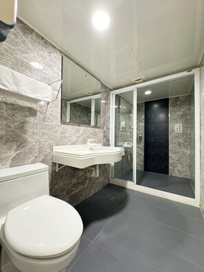 Superior vierpersoonskamer | Badkamer | Een douche, gratis toiletartikelen, een haardroger, pantoffels