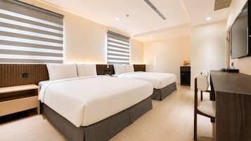 Une chambre d’hôtel avec deux lits, un bureau, une chaise, une télévision et un mini-bar.