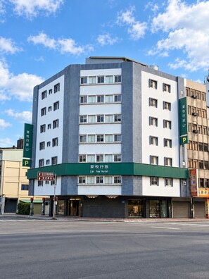 A multi-story hotel with a green and white facade, multiple windows, and a sign indicating it is the Lai Yue Hotel. - Lai Yue Hotel (Ai-Lai Fashion Hotel) (Taichung)