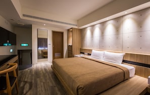 Phòng Suite có thiết kế đặc sắc, 1 giường đôi | Bàn, màn/rèm cản sáng, phòng cách âm 