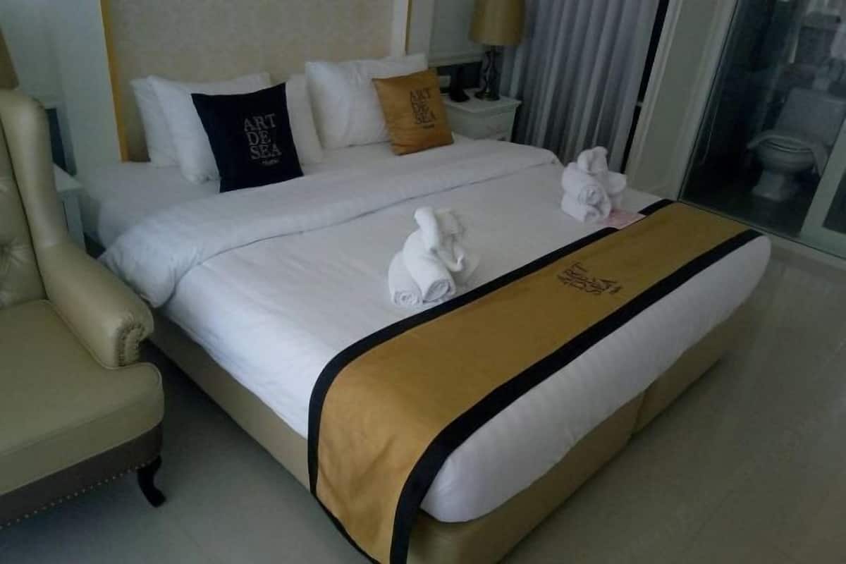 Minibar, in-room safe, desk, blackout curtains
