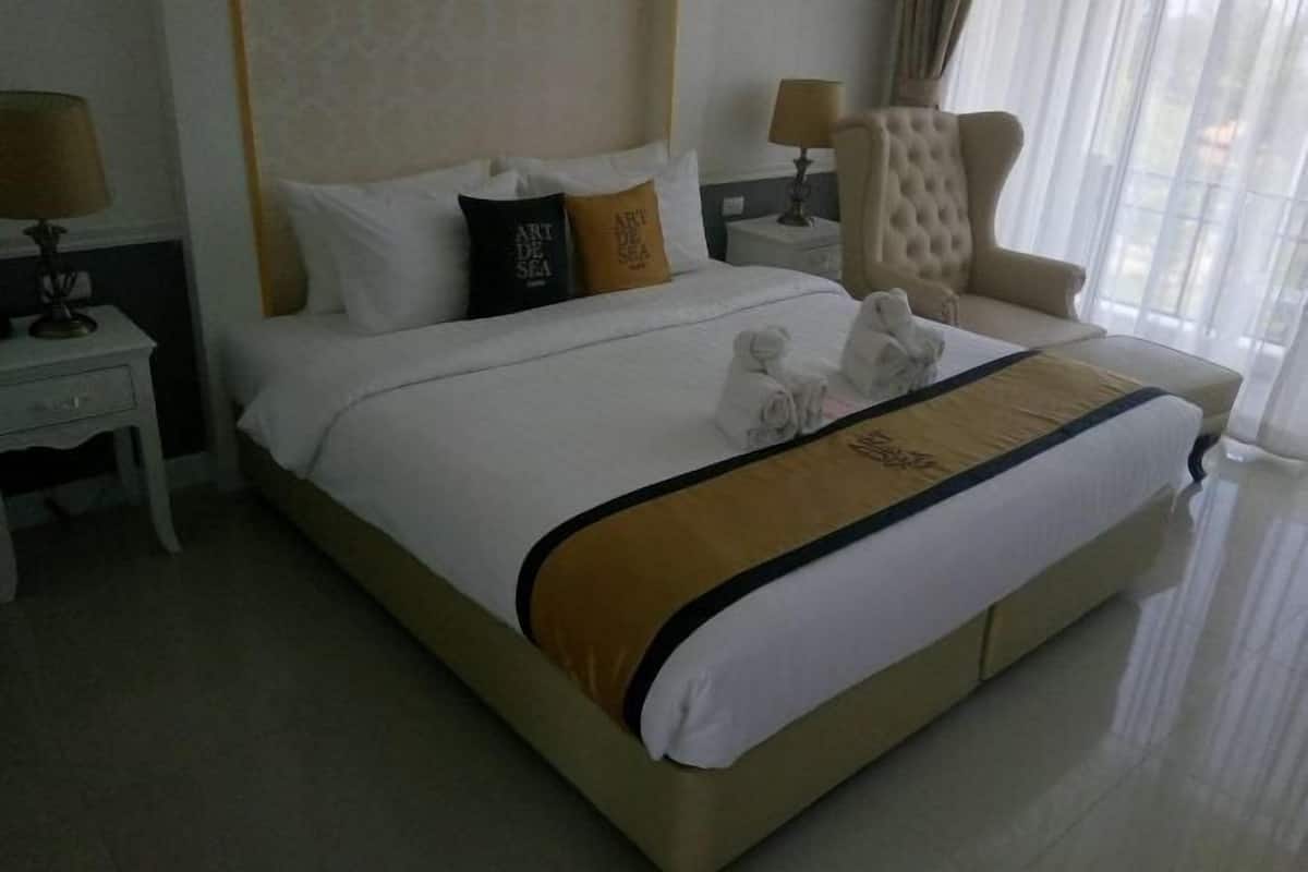 Minibar, in-room safe, desk, blackout curtains