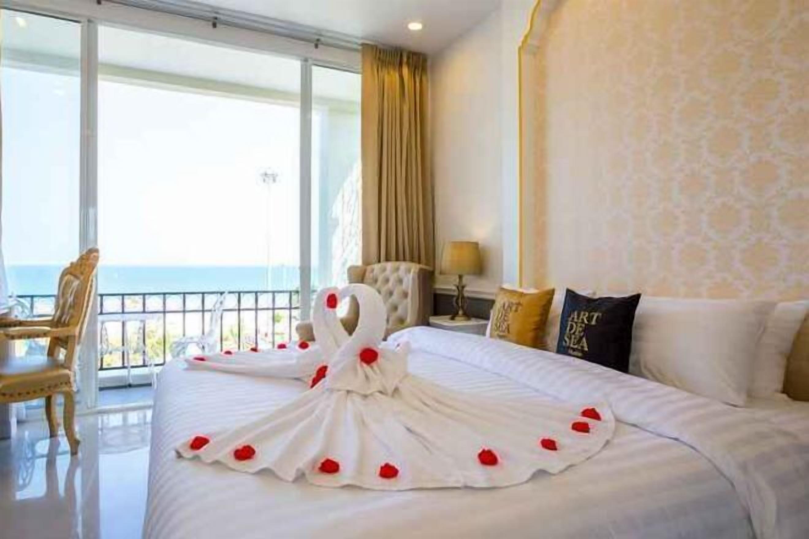 Bar mini, peti besi dalam bilik, meja, langsir/tirai gelap terus 