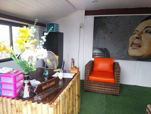 Lobby sitting area - Moov Inn Garden Hostel (Koh Tao)