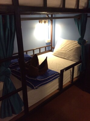 Free WiFi, bed sheets - Moov Inn Garden Hostel (Koh Tao)