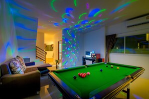 Three Bedrooms Home With Private Pool | 桌球