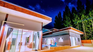 Six Bedrooms Suite Home | Fasade – kveld/natt