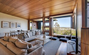 3 Bedroom Spa Ocean Hinterland View | Oppholdsrom | Flatskjerm-TV og DVD-spiller