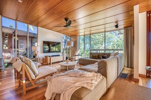 Residence 15 | 起居区 | 平板电视、DVD 播放器