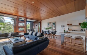 Leilighet, 3 soverom | Oppholdsområde | Flatskjerm-TV og DVD-spiller