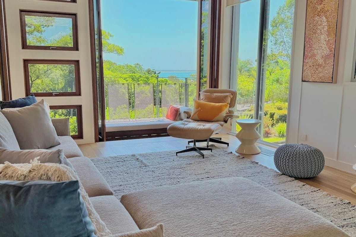 3 Bedroom Spa Ocean Hinterland View | Oleskelualue | Taulutelevisio, DVD-soitin