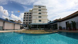 Hotel SITA PRINCESS con piscina delantera.