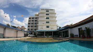Outdoor pool, pool loungers