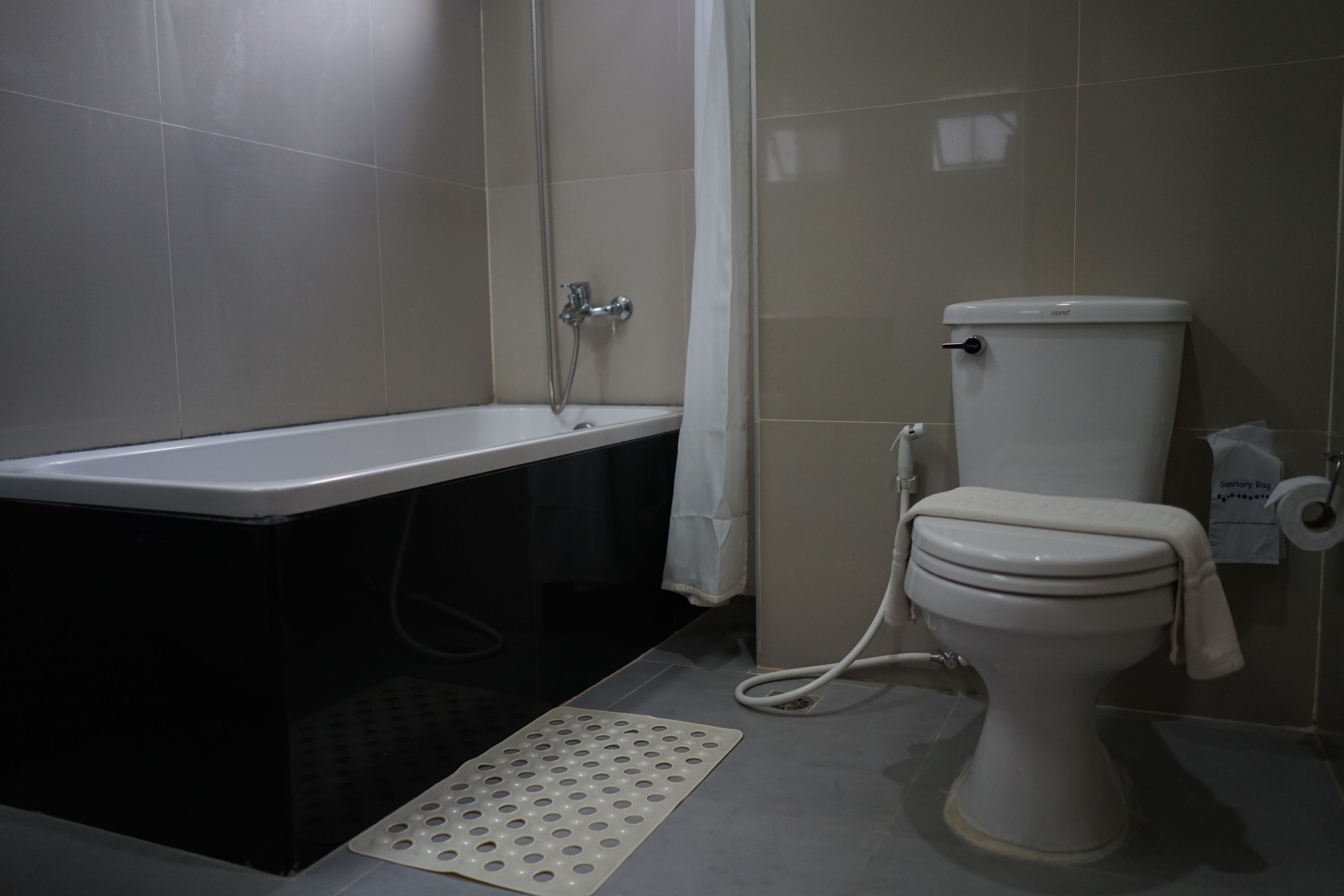 Un baño con bañera, inodoro y ducha.