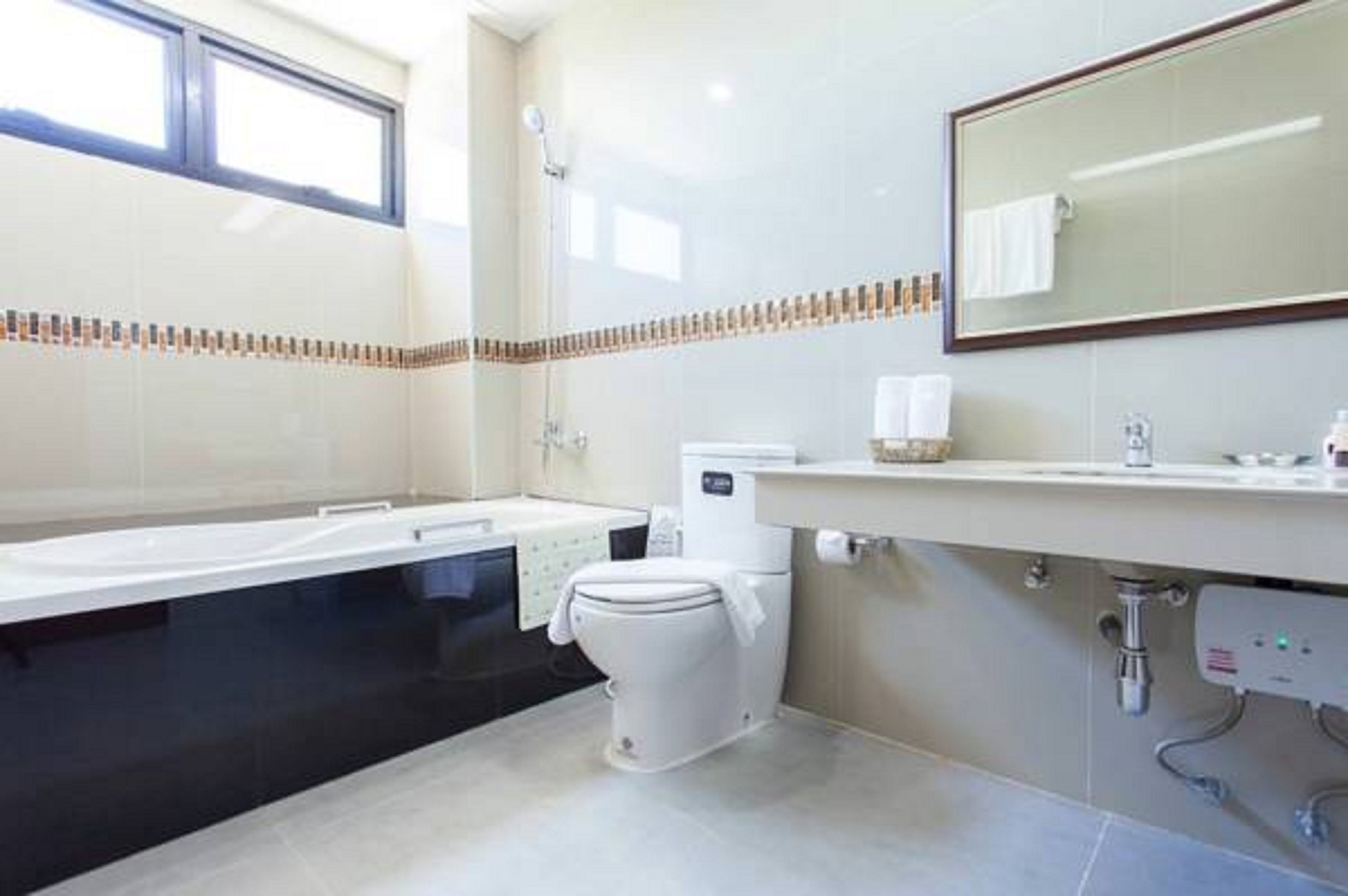 Un baño moderno con bañera, inodoro y lavabo.