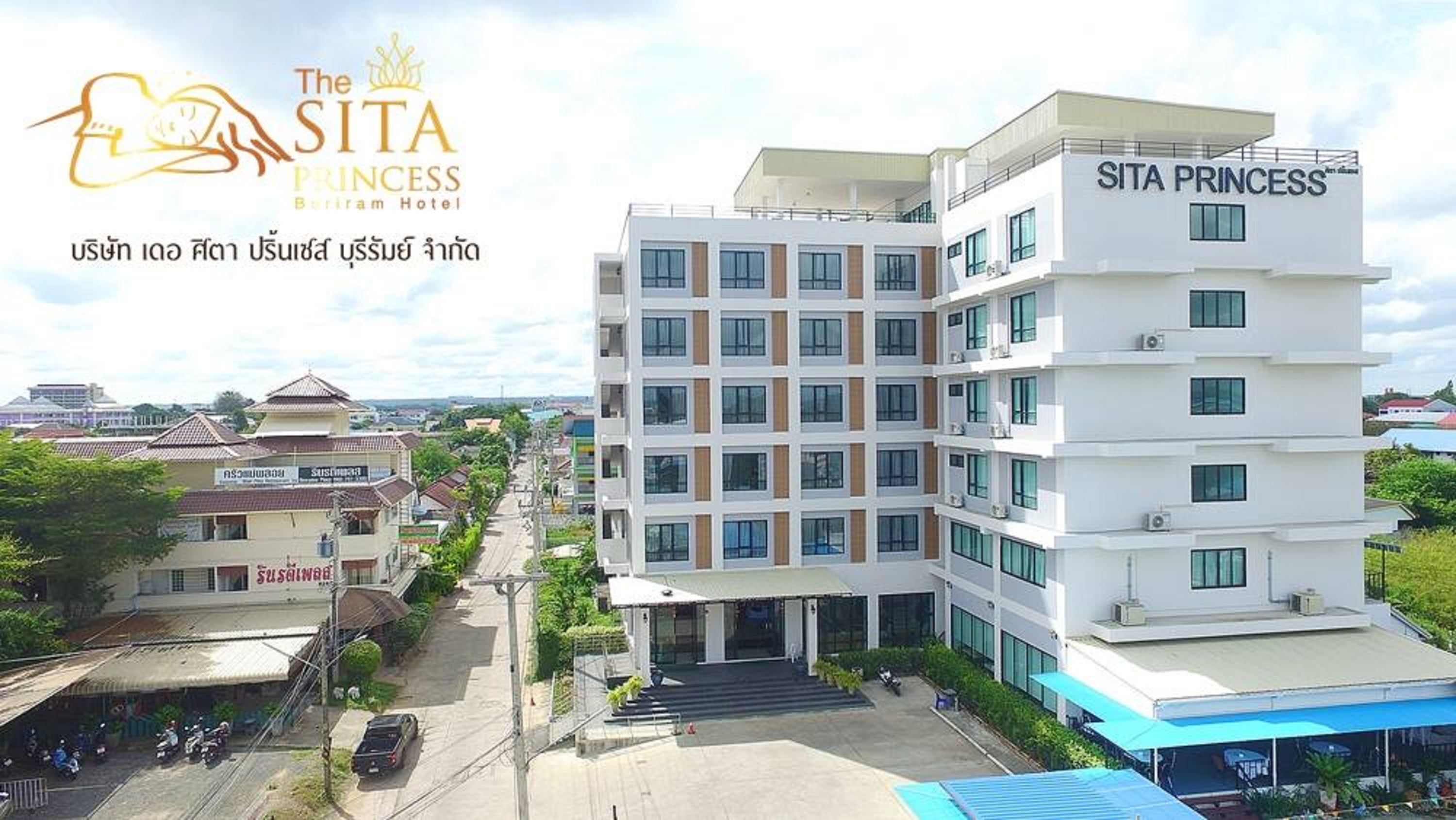 Un hotel de varios pisos llamado SITA PRINCESS, con un diseño arquitectónico moderno, que cuenta con una entrada destacada y un área de estacionamiento.