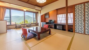 A traditional Japanese room with tatami flooring, a low wooden table, and a television. - Ryokan Kiritani Hakoneso (Hakone)
