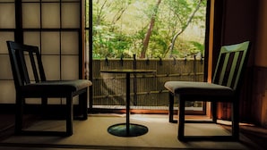 A room with tatami flooring, a low table, and two chairs. - Ryokan Kiritani Hakoneso (Hakone)