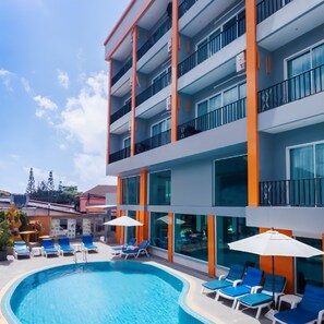 Un hôtel moderne doté d’une piscine, de nombreux balcons et d’espaces extérieurs aménagés pour se détendre.