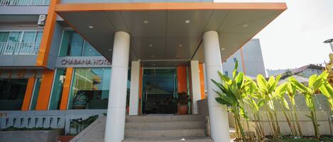 A hotel entrance with a ramp and steps, a wheelchair-accessible path, and a sign for 'Chabana Hotel'.
