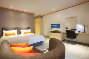 Premium bedding, in-room safe, desk, laptop workspace - Chabana Kamala Hotel (Kamala)
