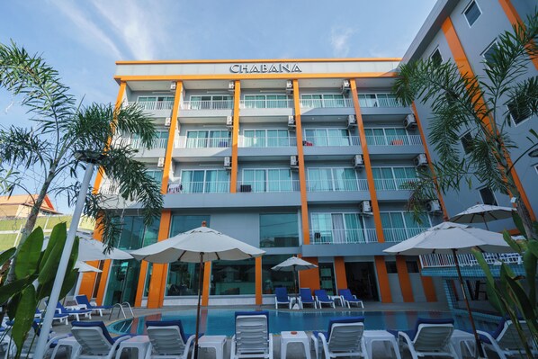 Un hôtel appelé Chabana, doté d’une piscine, de chaises longues et de parasols.