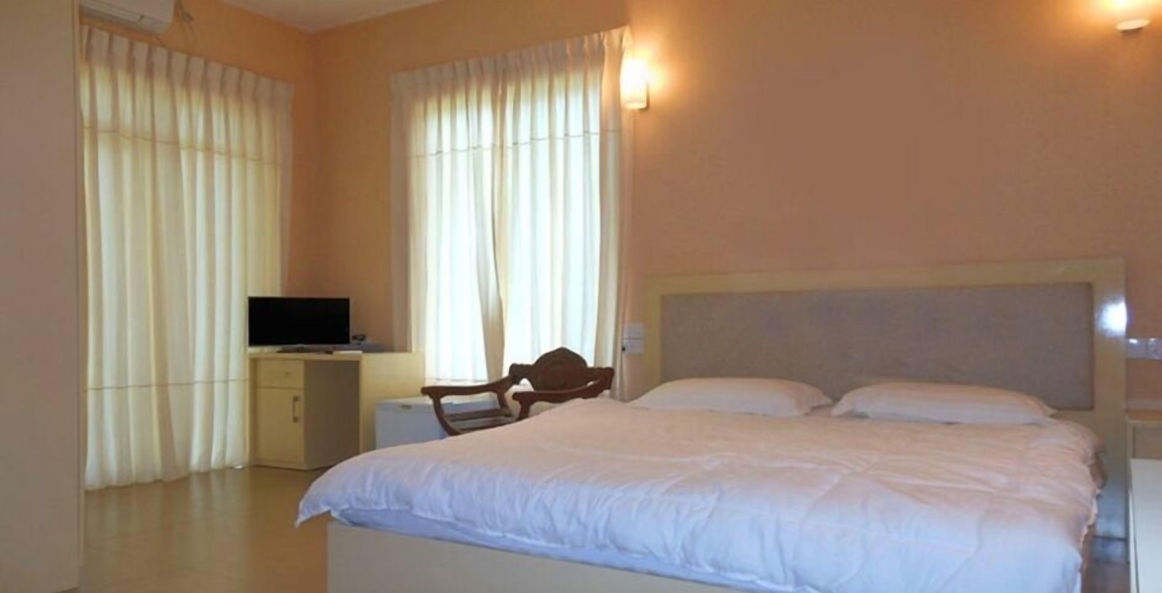 Kolmen hengen standard-huone, 1 makuuhuone, näköala uima-altaalle | Minibaari, tallelokero huoneessa, työpöytä, pimennysverhot