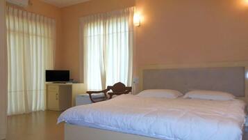 Kolmen hengen standard-huone, 1 makuuhuone, näköala uima-altaalle | Minibaari, tallelokero huoneessa, työpöytä, pimennysverhot