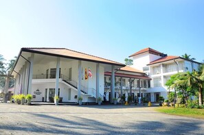 Front of property - Grindlays Regency Hotel (Warakapola)