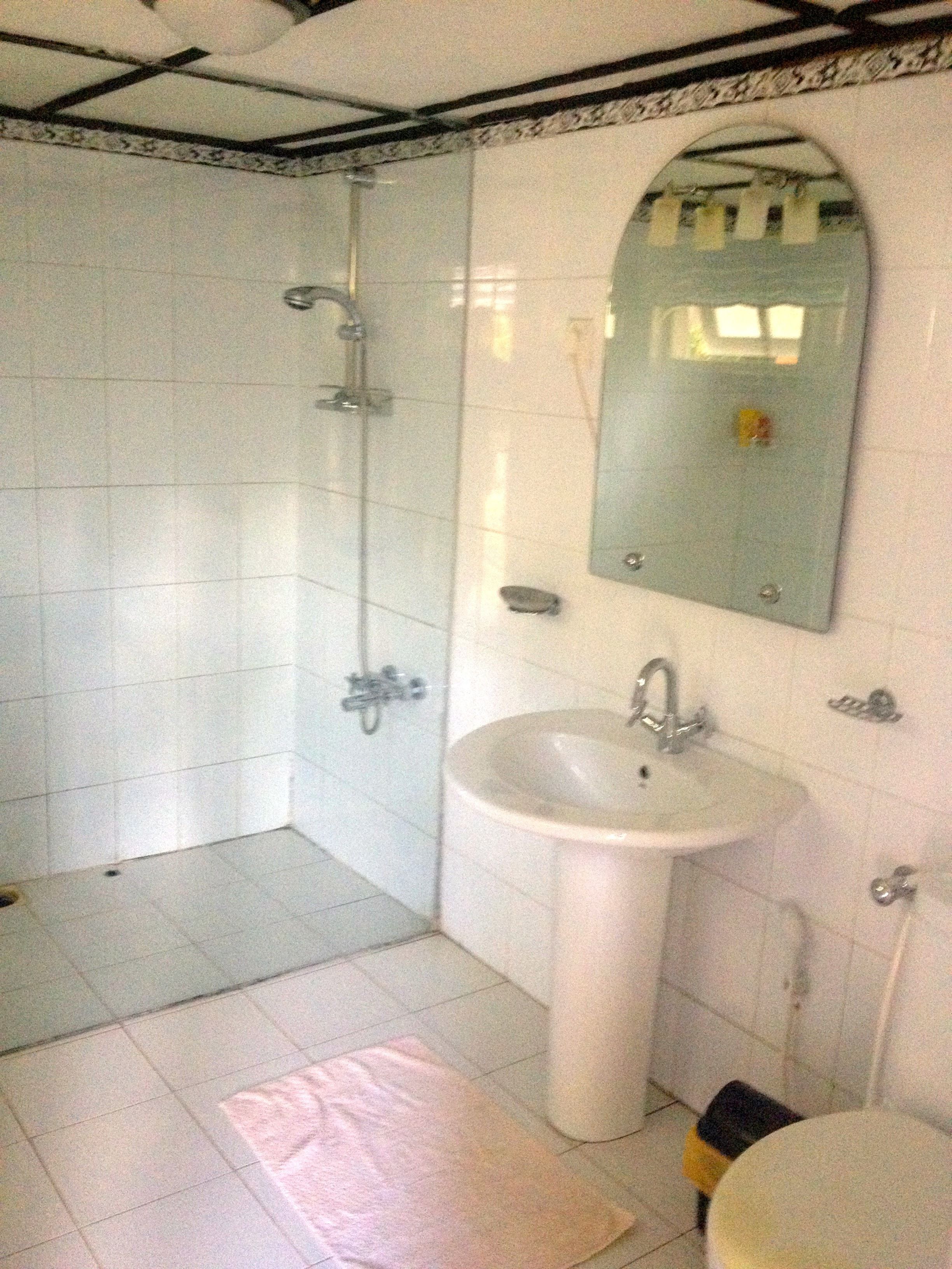 family room, 1 bedroom, ensuite | bathroom | shower, free toiletries, towels